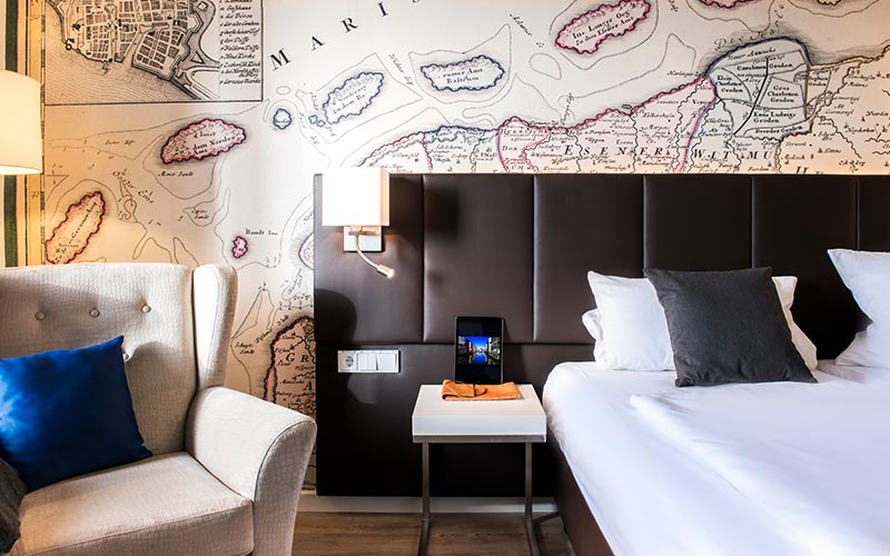 Modernes Hotelzimmer mit Bett und Sessel - Webauftritt Hotel Novum