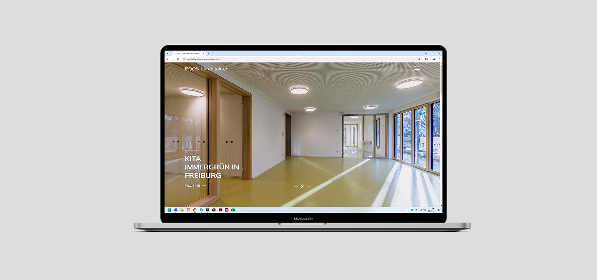 Ansicht Startseite der Webseite von Boos Architekten vor grauem Hintergrund